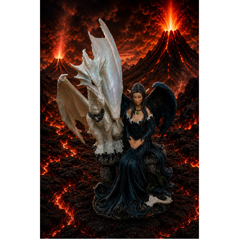 Kara, scultura in resina con elfa dalle ali di corvo e drago bianco della linea Kardùm