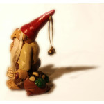 Binder Kastanien, handbemalte Gnom-Statuette aus Marmorpulver – weitere Ansicht