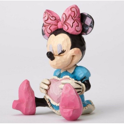 Minni with a heart pillow