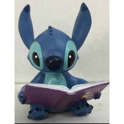 Stitch con il libro