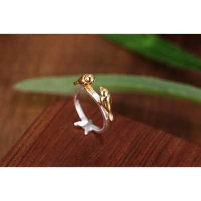 The ring with the pair of birds The ring with the pair of birds