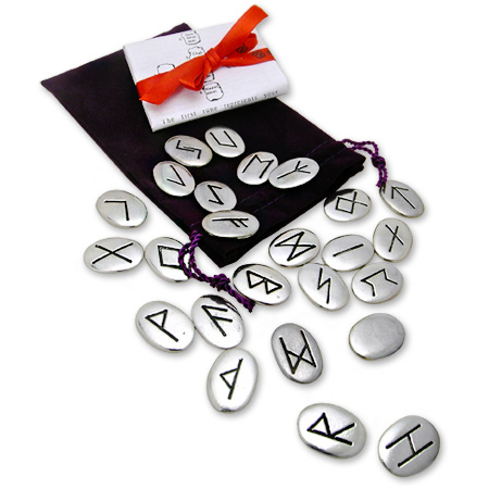 Il sacchettino con le 25 rune per la divinazione.
