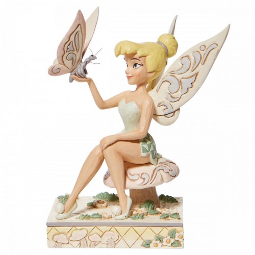 Tinker Bell sitzt mit dem Schmetterling. (von Jim Shore)