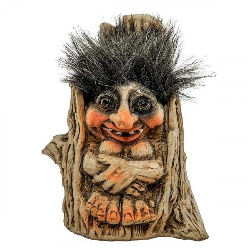 Il troll rannicchiato nel ceppo di legno.
