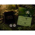 Lila-Kirsche-Ohrringe aus Silber mit emaillierter Blüte und violettem Kristall – weitere Ansicht
