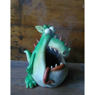 Der Drache verbrennt Weihrauch. Der Drache verbrennt Weihrauch.