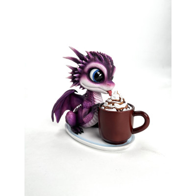 Das Drachenbaby mit der dunklen Tasse.