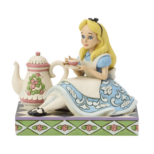 Alice sitzt mit der Teekanne. (von Jim Shore)