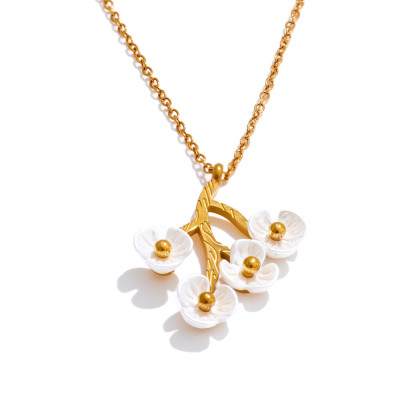 Collana con quattro fiori.