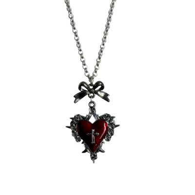 La collana con il cuore e la croce all'interno. La collana con il cuore e la croce all'interno.