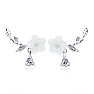 Gli orecchini col fiore e il pendente. Gli orecchini col fiore e il pendente.