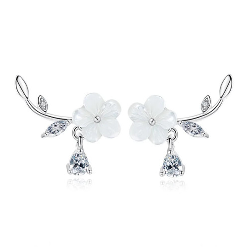 Gli orecchini col fiore e il pendente.