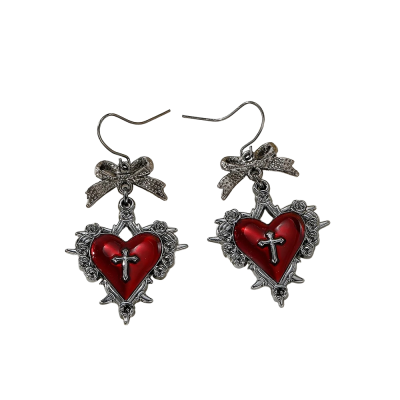 Die Ohrringe sind mit einem Herz und einem Kreuz verziert. Die Ohrringe sind mit einem Herz und einem Kreuz verziert.