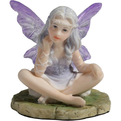 La fatina viola seduta a gambe incrociate.
